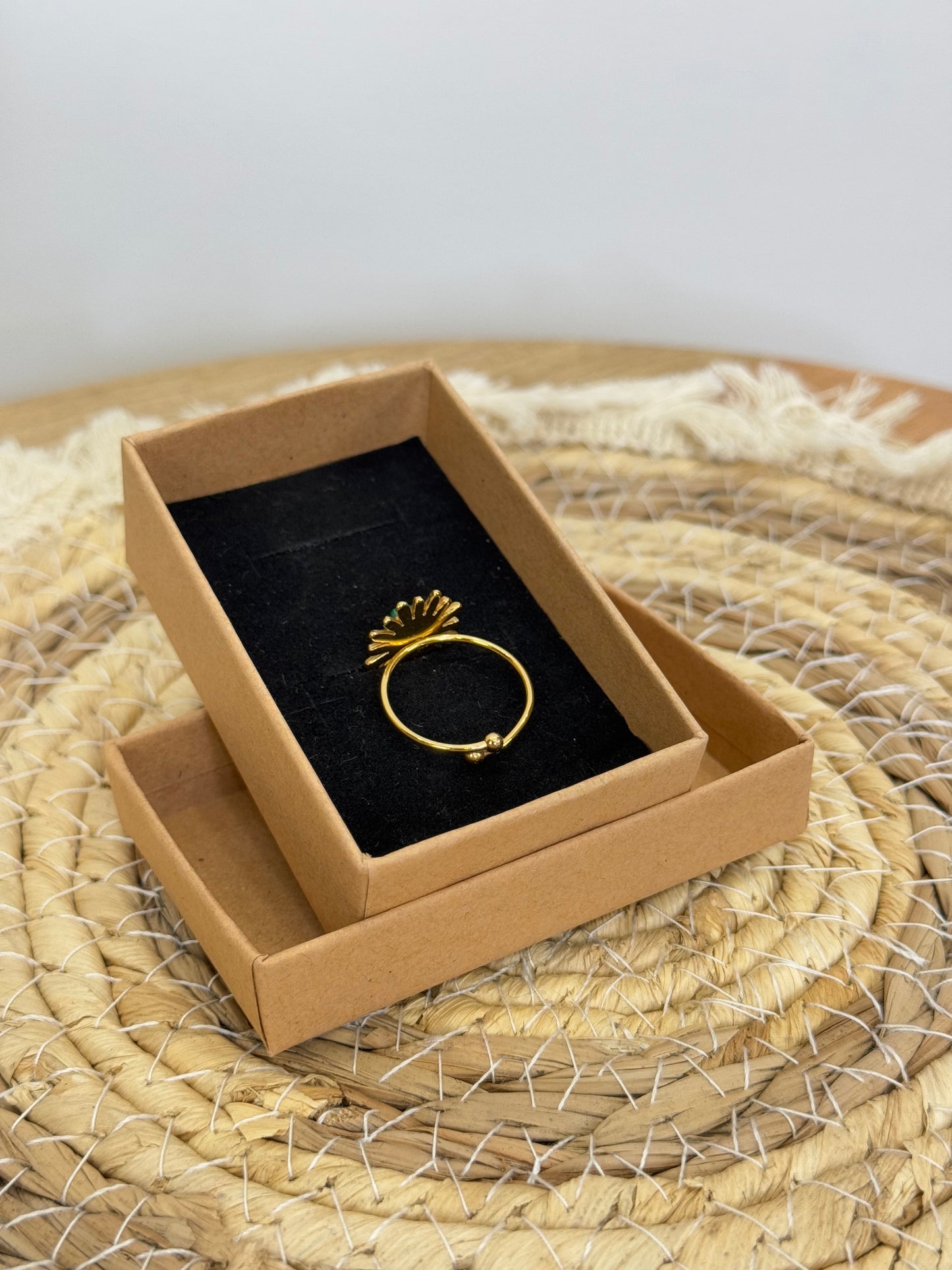 Anello sole con pietra colorata. Acciaio Inox Nichel Free Corallo