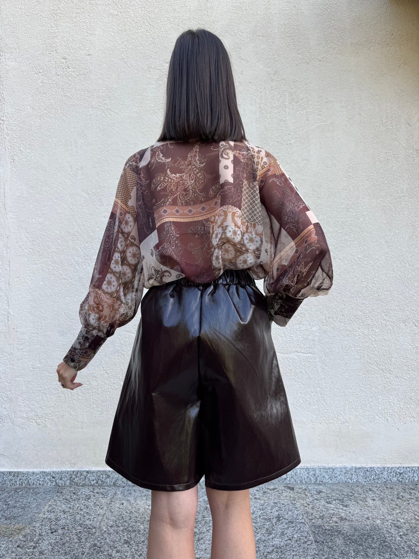Camicia in fantasia con fiocco