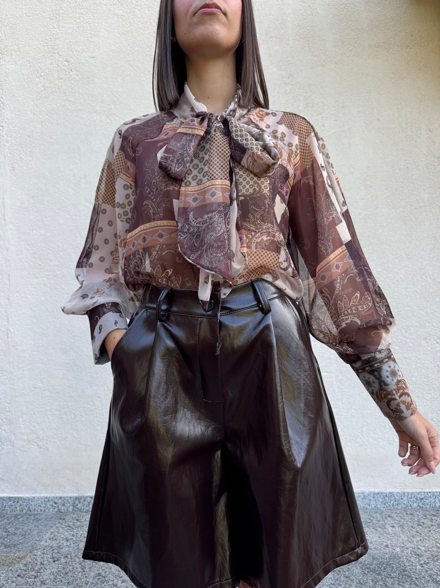 Camicia in fantasia con fiocco