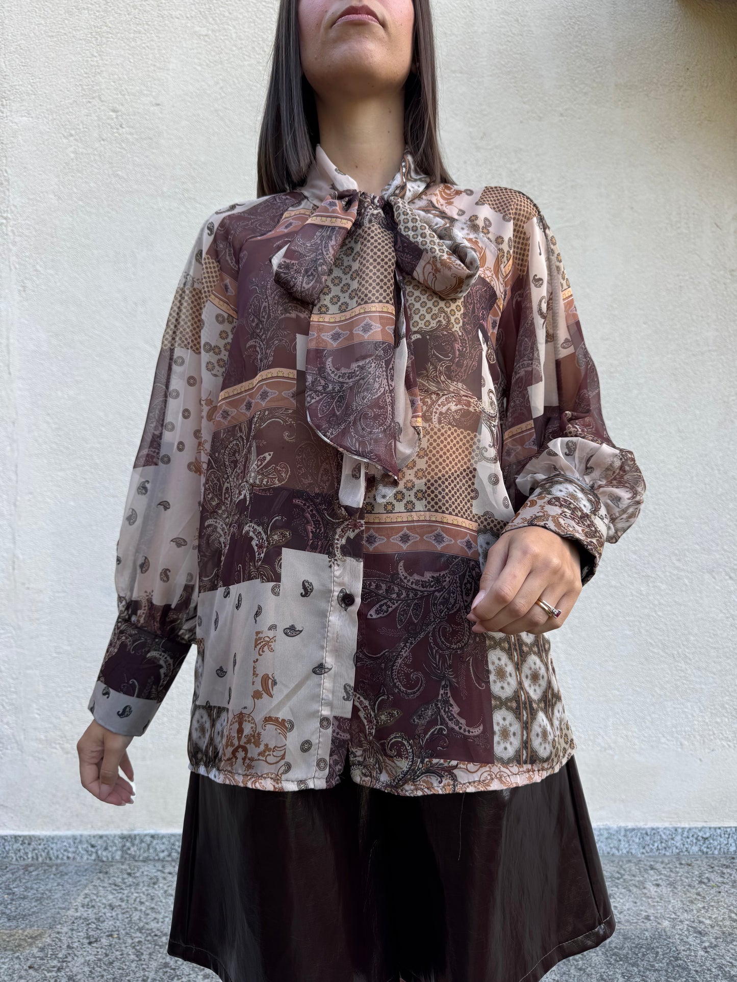 Camicia in fantasia con fiocco