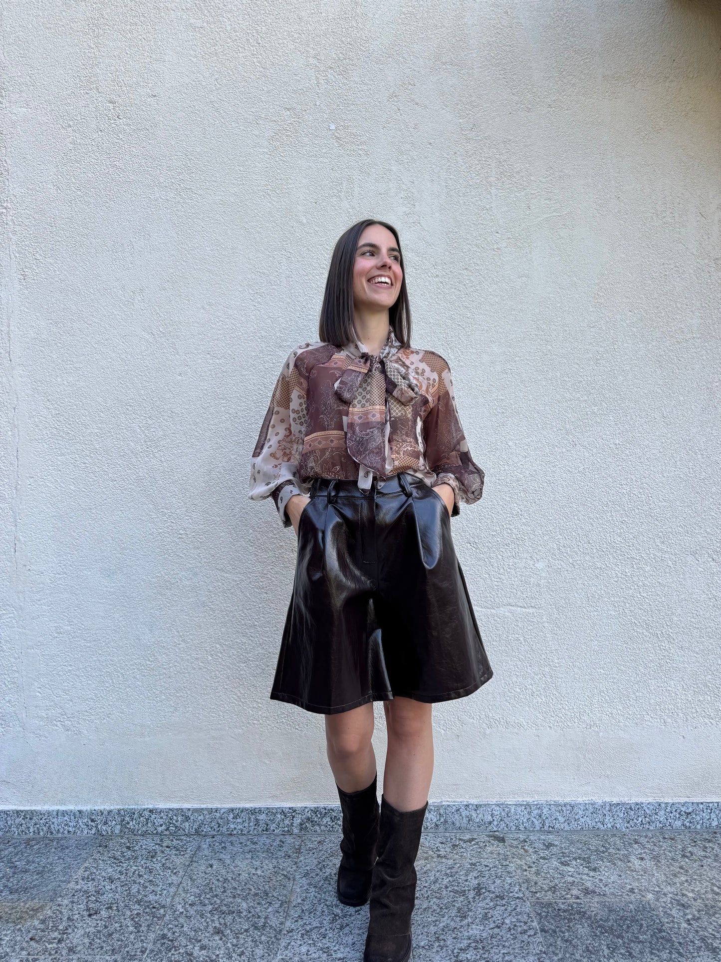 Camicia in fantasia con fiocco
