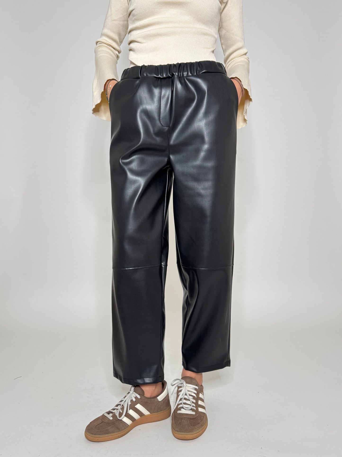 Pantalone in eco pelle modello ovetto