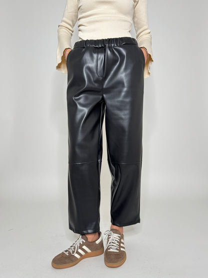 Pantalone in eco pelle modello ovetto