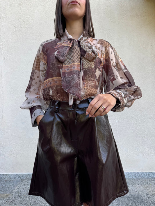Camicia in fantasia con fiocco