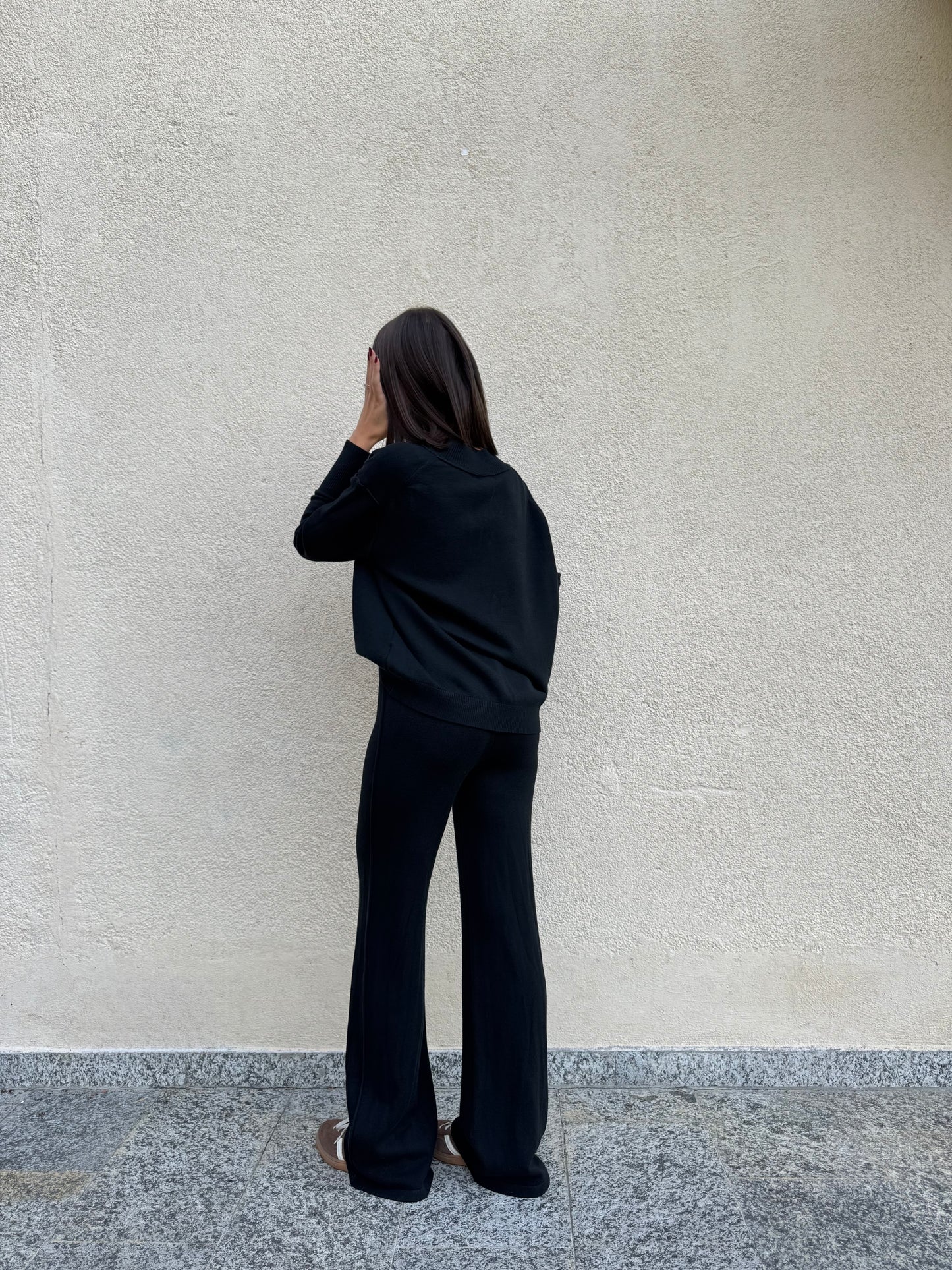 Completo in maglia scollo a v Nero