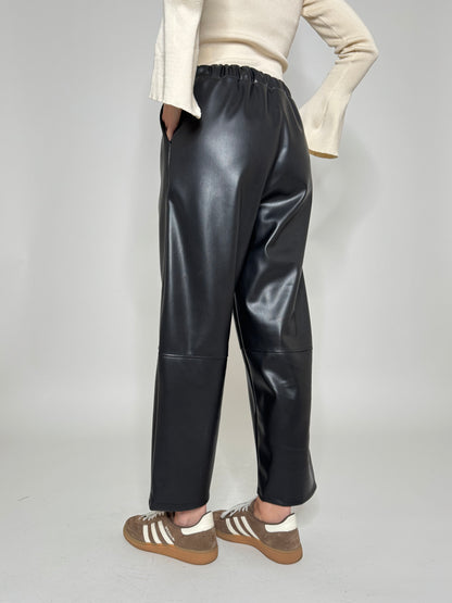 Pantalone in eco pelle modello ovetto