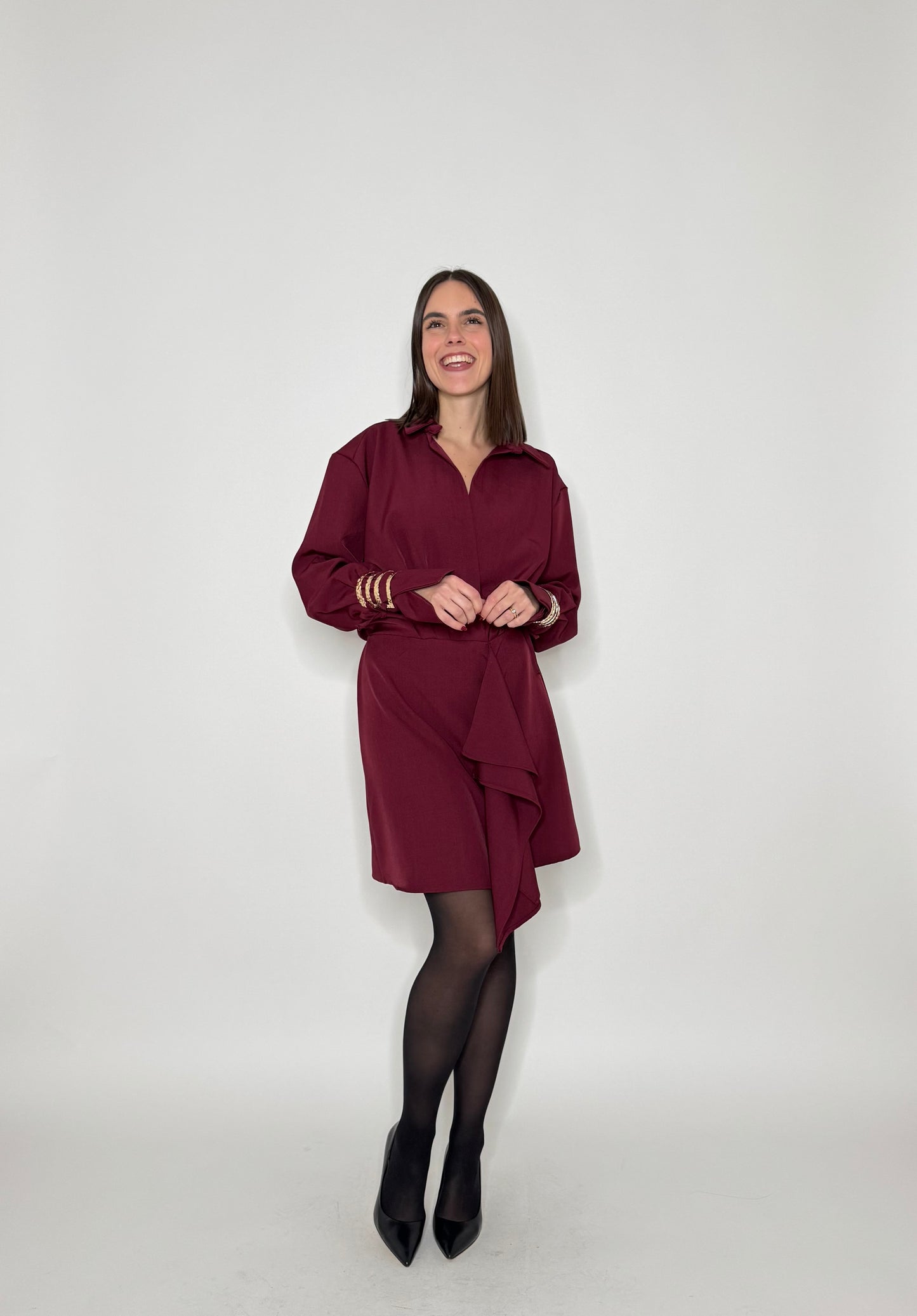 Abito Gioiello con bracciali in oro ai polsi Bordeaux