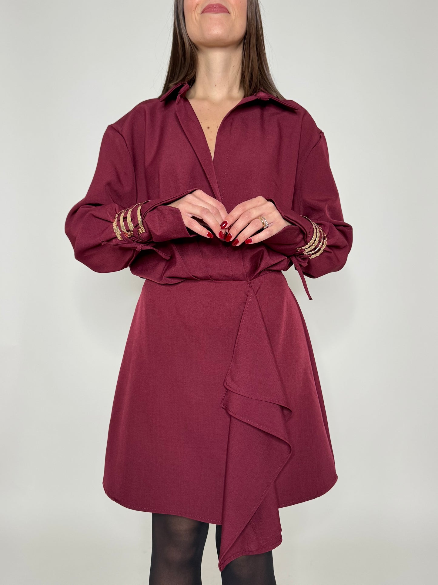 Abito Gioiello con bracciali in oro ai polsi Bordeaux