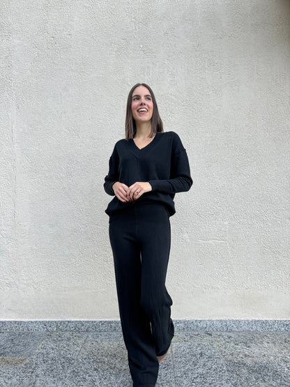 Completo in maglia scollo a v Nero