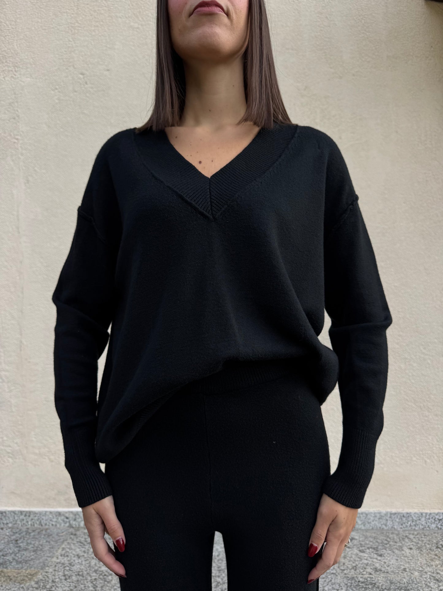 Completo in maglia scollo a v Nero