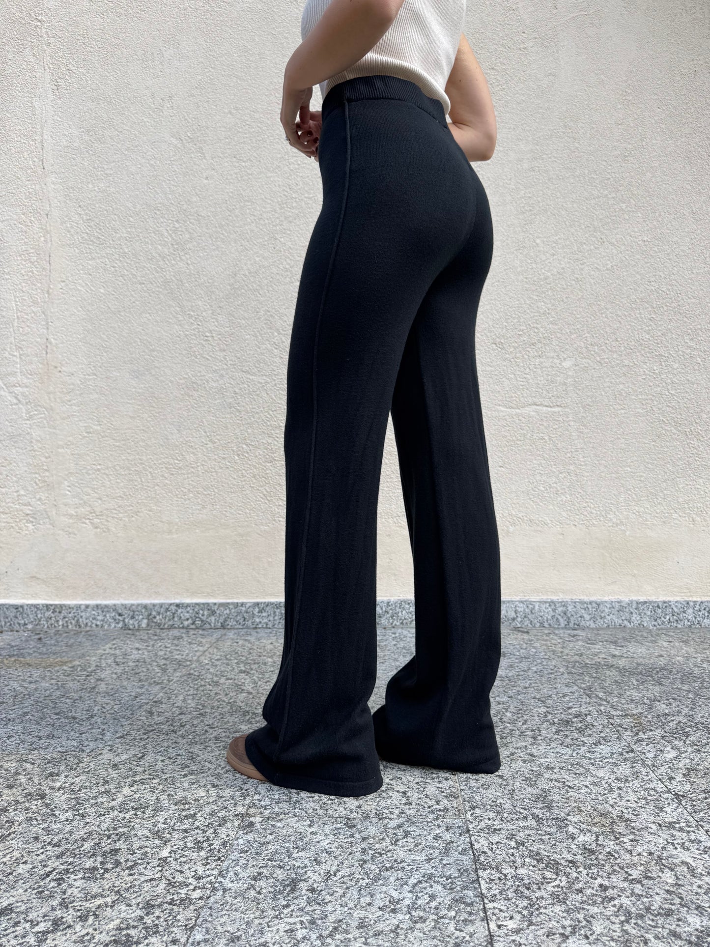 Completo in maglia scollo a v Nero