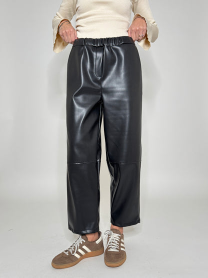 Pantalone in eco pelle modello ovetto