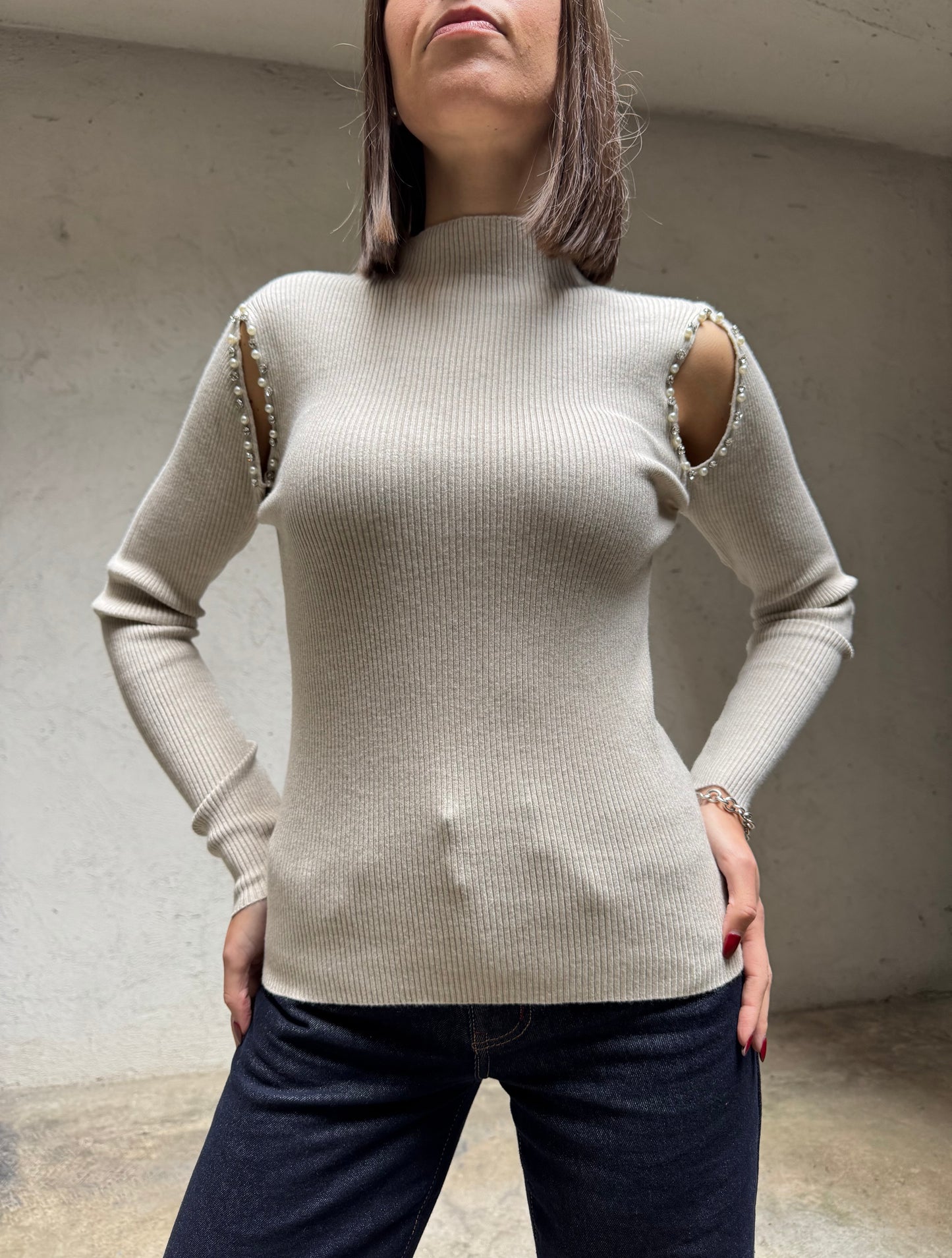 Maglia mezzo collo gioiello cut out in calda viscosa a costine Tortora