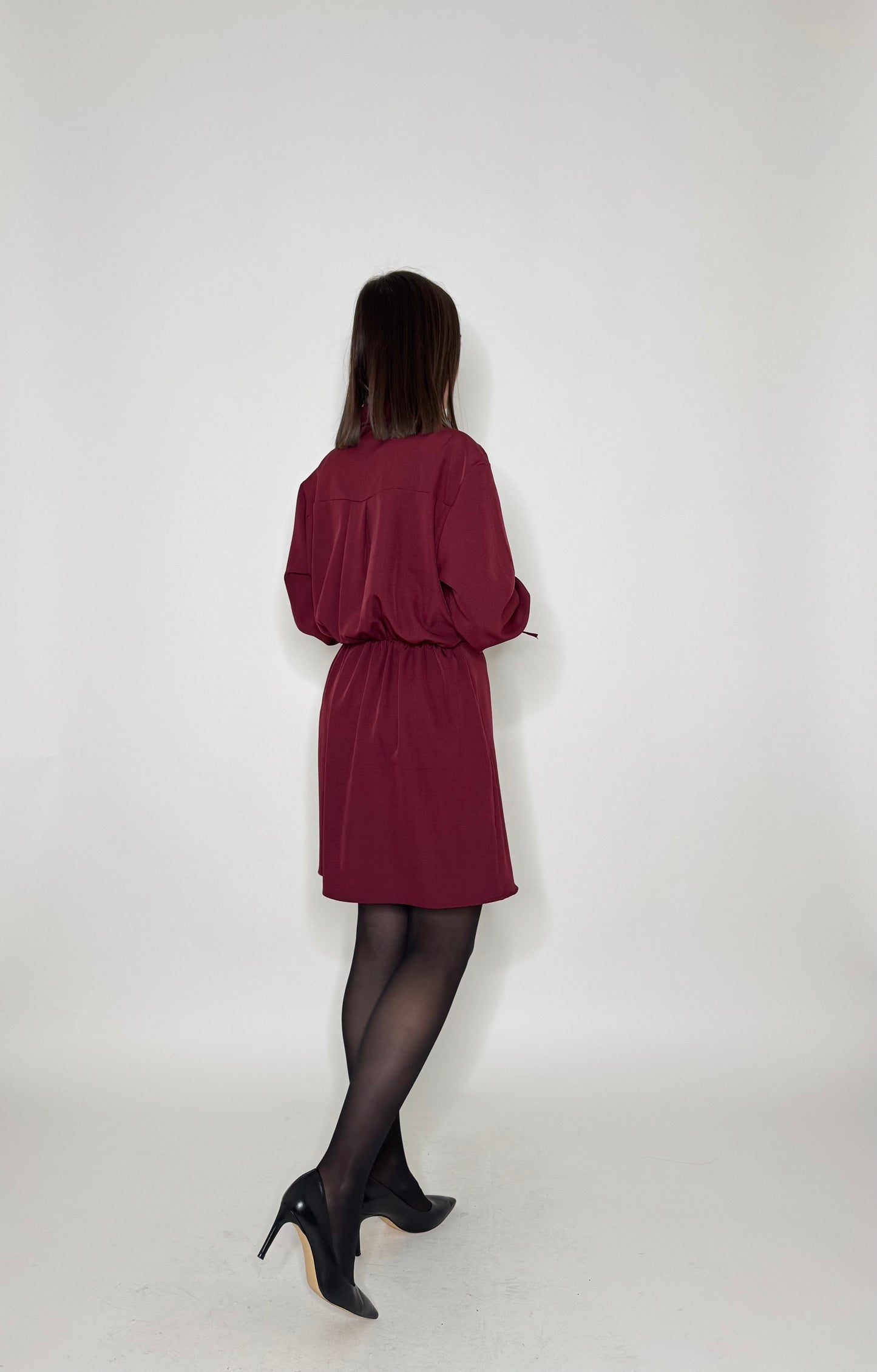 Abito Gioiello con bracciali in oro ai polsi Bordeaux