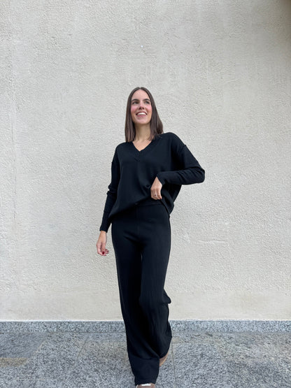 Completo in maglia scollo a v Nero