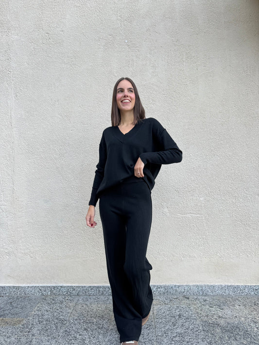 Completo in maglia scollo a v Nero