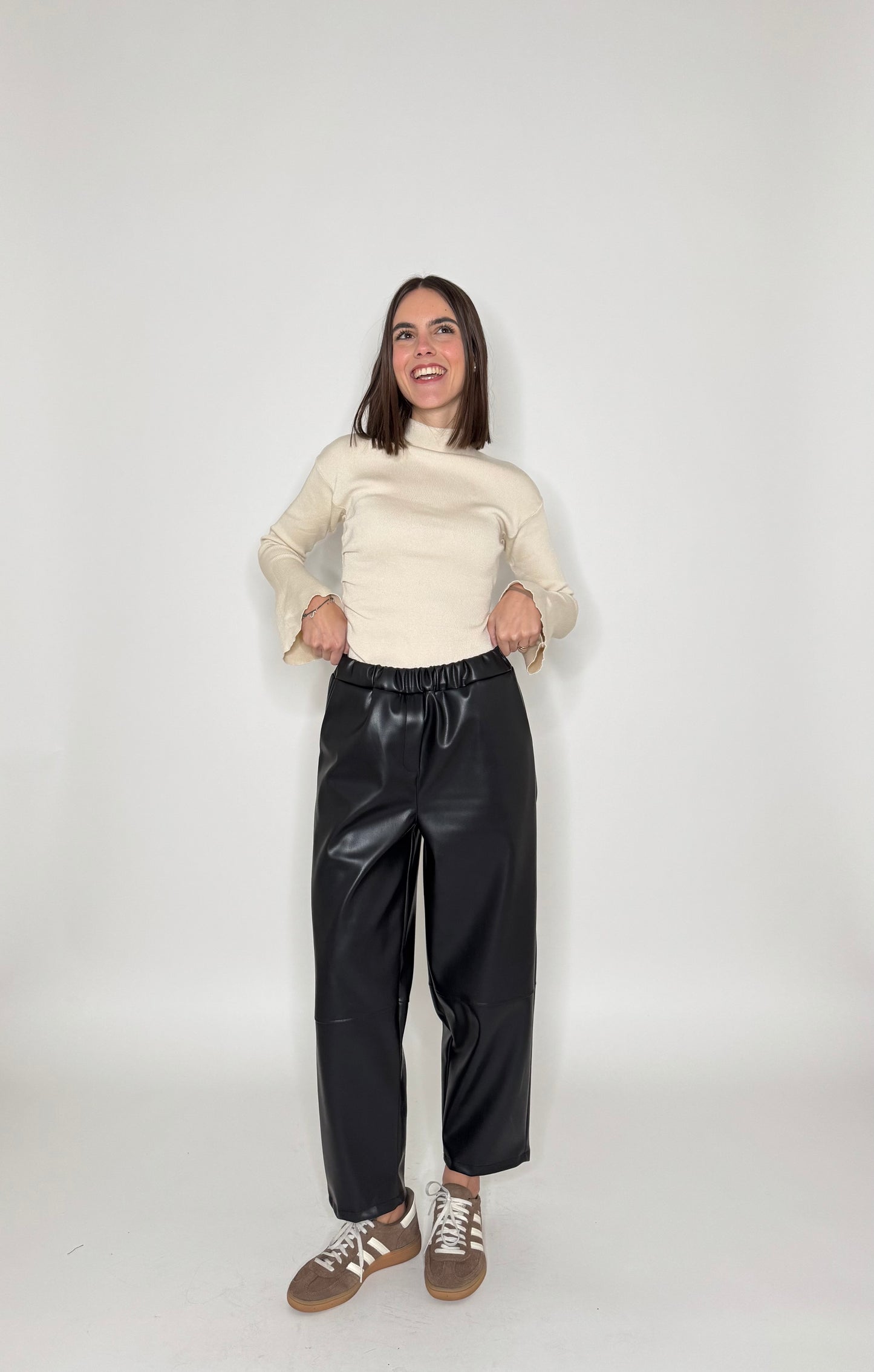 Pantalone in eco pelle modello ovetto