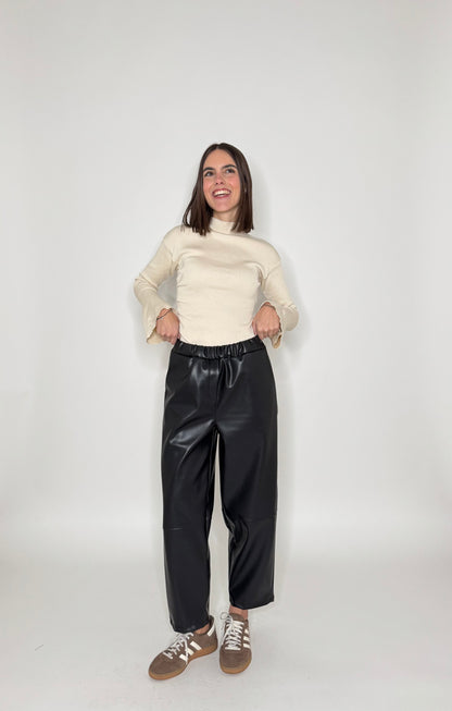 Pantalone in eco pelle modello ovetto