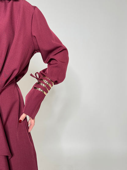 Abito Gioiello con bracciali in oro ai polsi Bordeaux