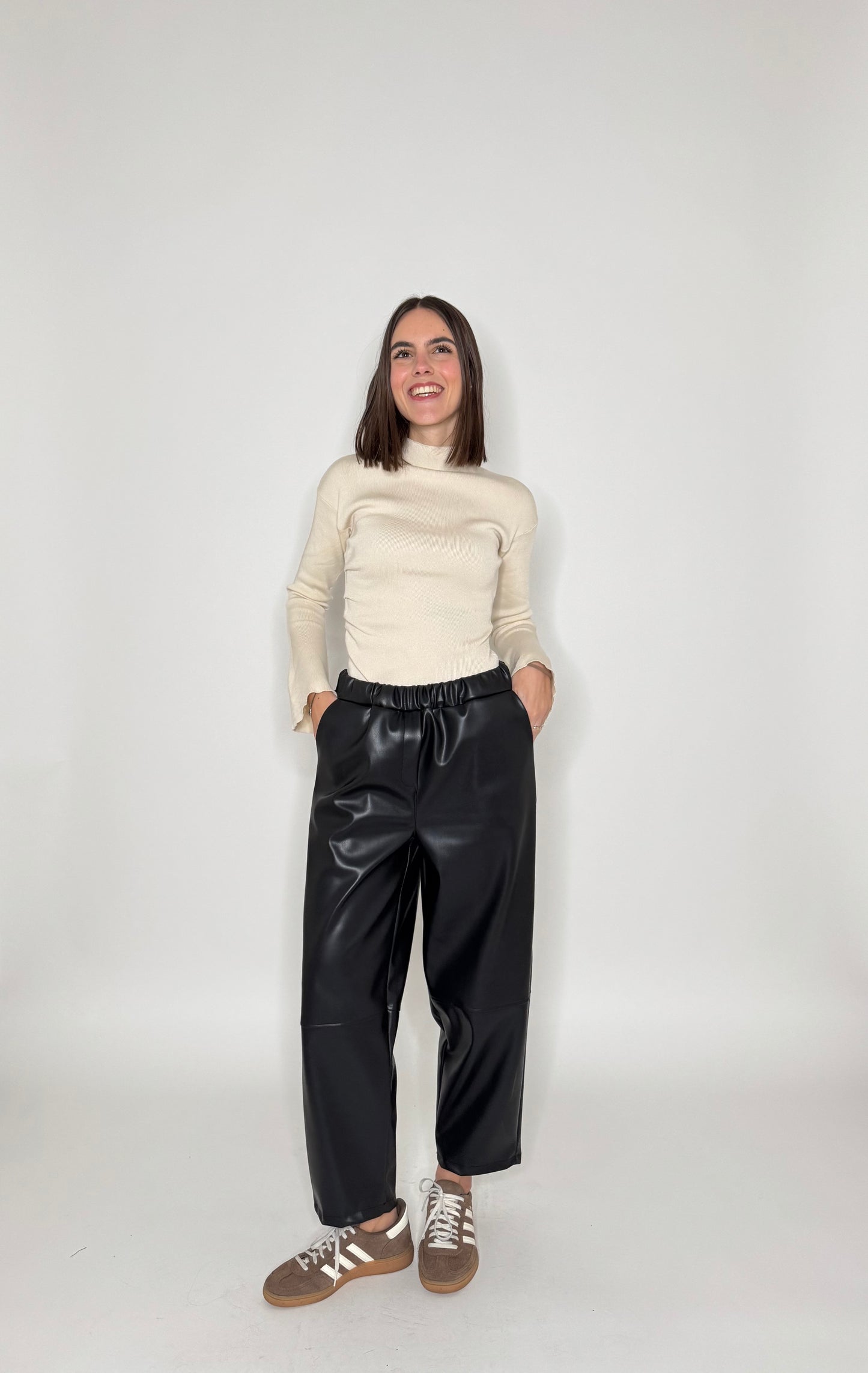 Pantalone in eco pelle modello ovetto