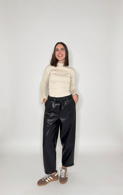Pantalone in eco pelle modello ovetto