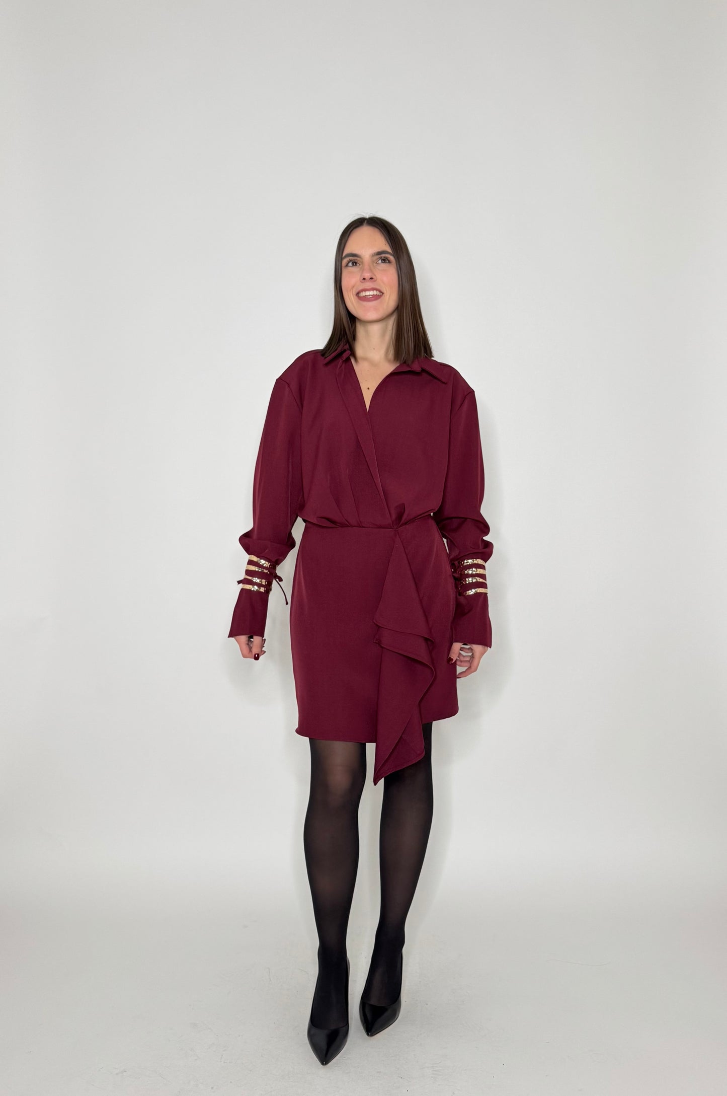 Abito Gioiello con bracciali in oro ai polsi Bordeaux