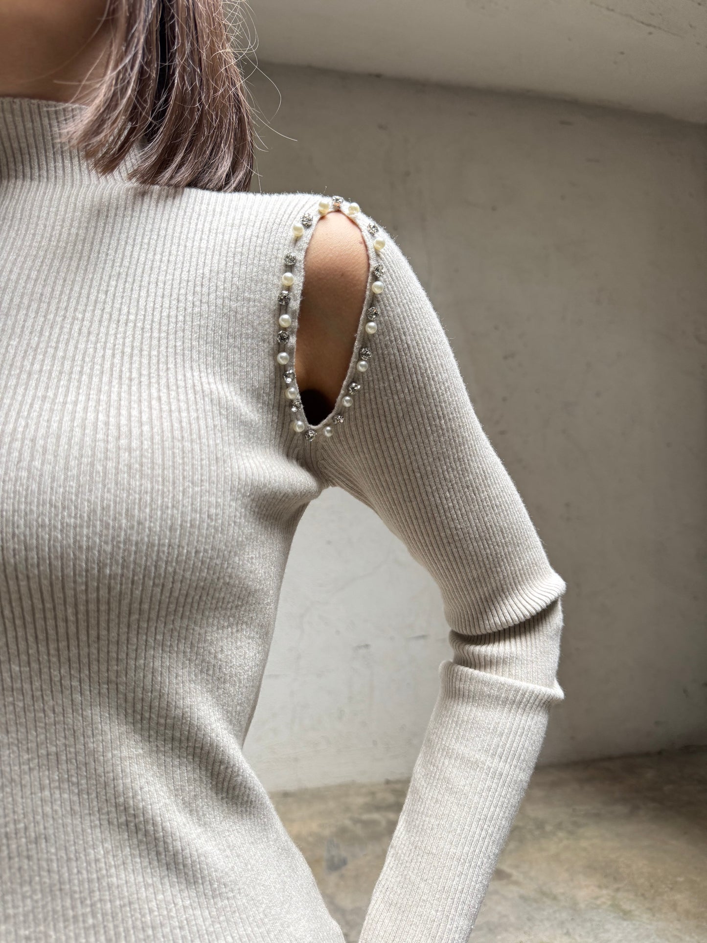 Maglia mezzo collo gioiello cut out in calda viscosa a costine Tortora