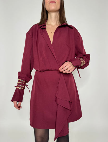 Abito Gioiello con bracciali in oro ai polsi Bordeaux