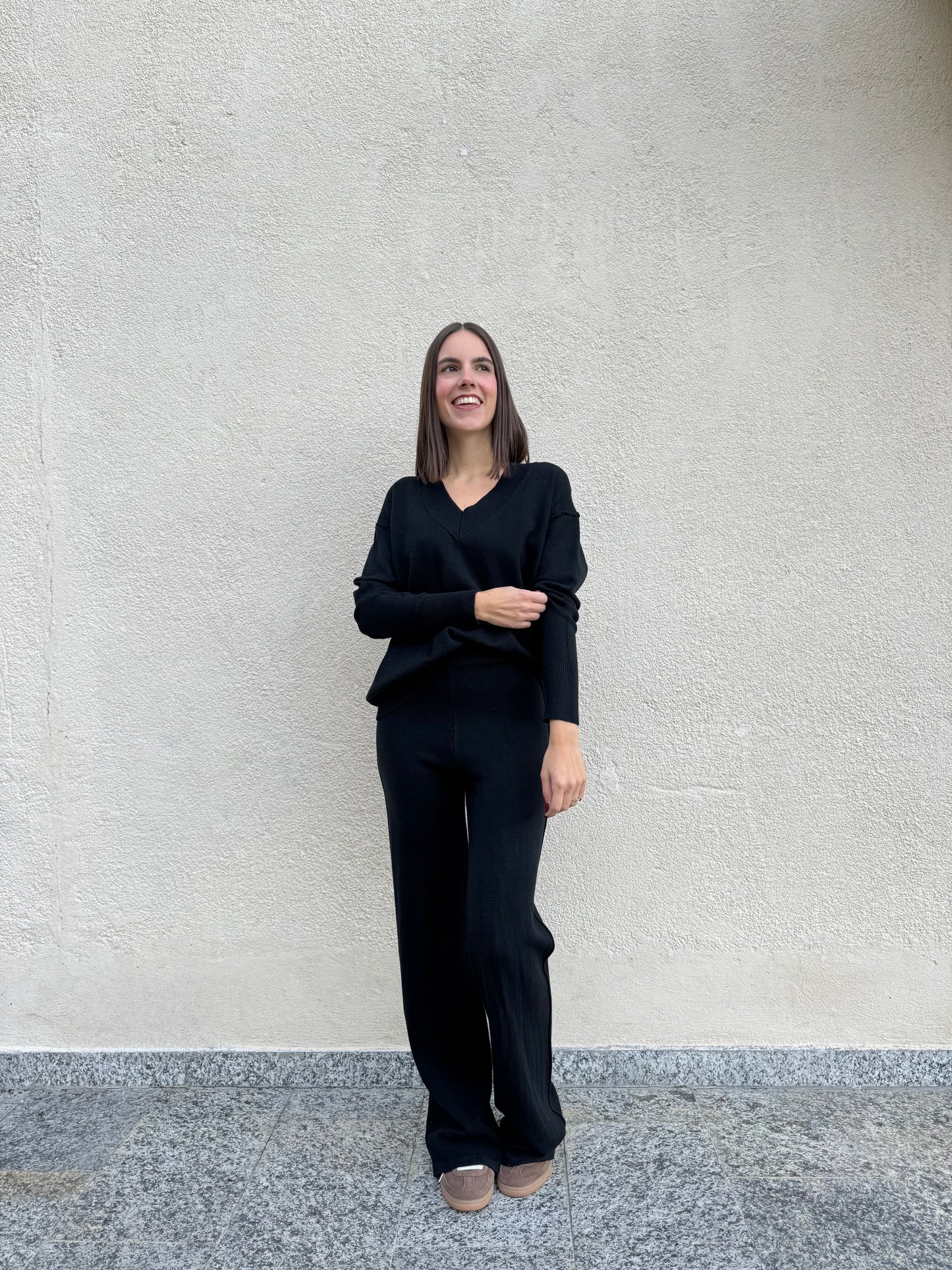 Completo in maglia scollo a v Nero