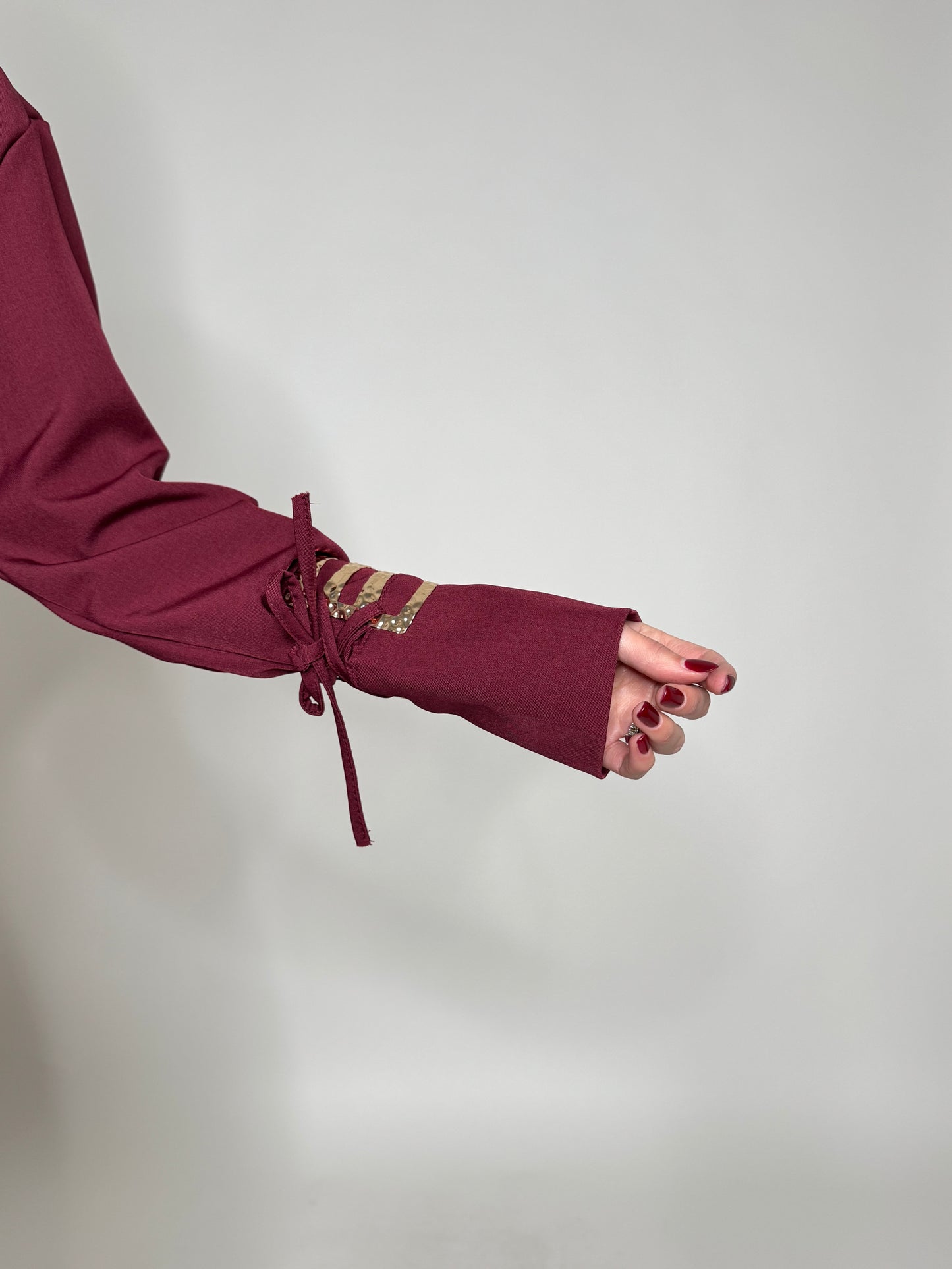 Abito Gioiello con bracciali in oro ai polsi Bordeaux