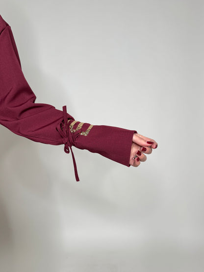 Abito Gioiello con bracciali in oro ai polsi Bordeaux