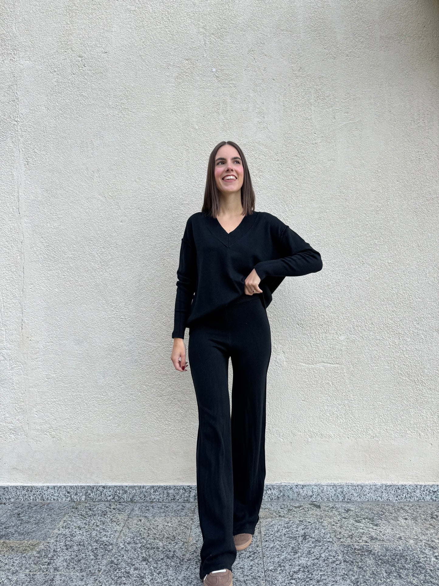 Completo in maglia scollo a v Nero