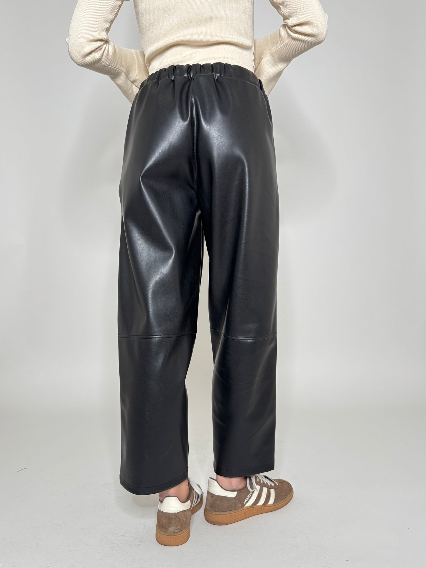 Pantalone in eco pelle modello ovetto