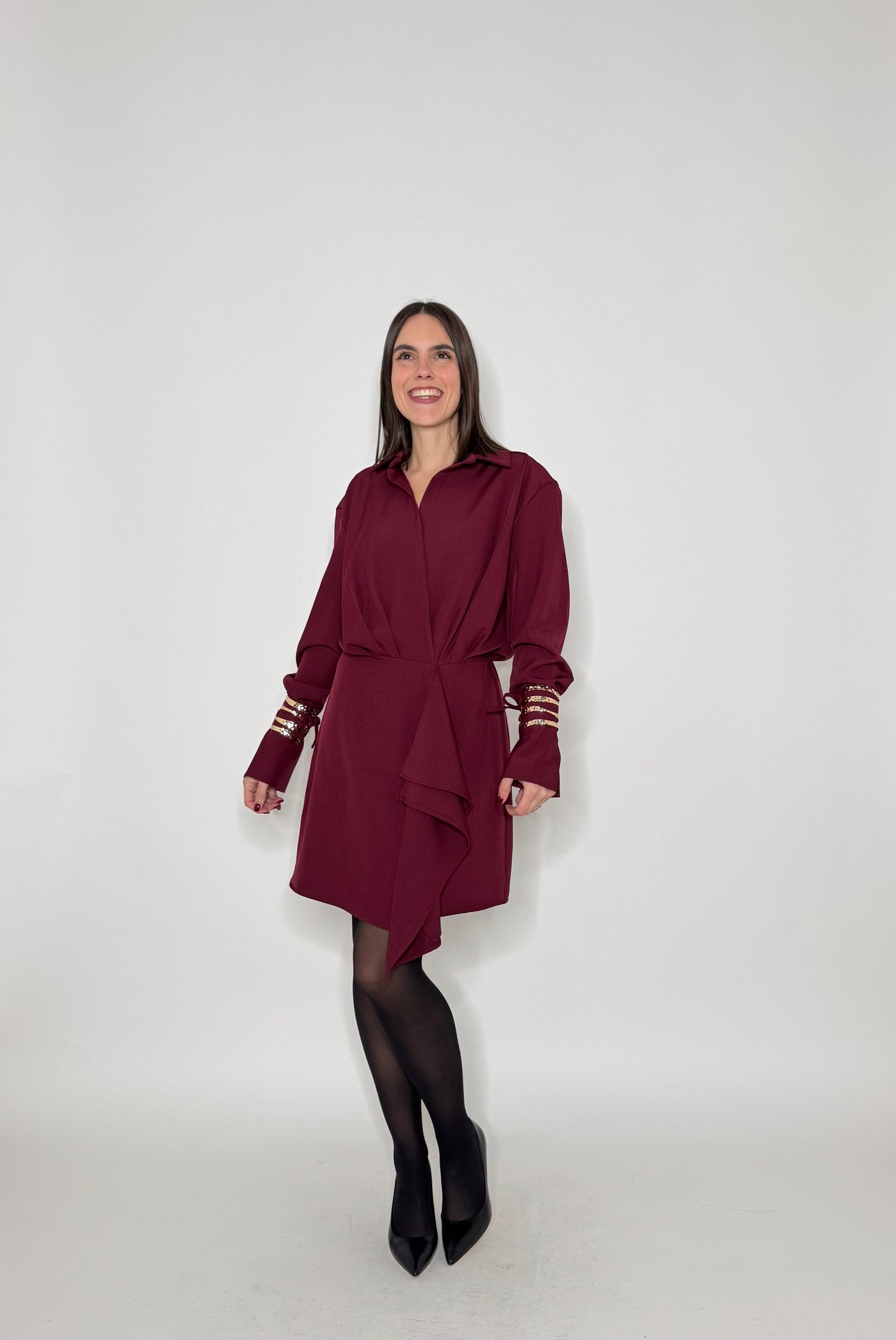 Abito Gioiello con bracciali in oro ai polsi Bordeaux